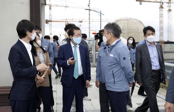 국민의힘 대선주자인 홍준표 의원이 2일 울산 울주군 서생면 신고리원전 5·6호기 건설 현장을 방문해 이상민 본부장과 대화를 하고 있다. 2021.9.2/뉴스1 © News1 윤일지 기자