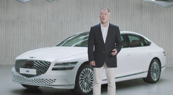 정의선 현대차그룹 회장이 5년 만에 다시 제네시스 앞에 섰다. 2일 온라인으로 진행된 브랜드 전동화 비전 발표행사 '퓨처링 제네시스'에서 G80 전동화 모델 앞에 선 정 회장은 "제네시스는 앞으로 지속가능한 미래로 나아가겠다"고 말했다. 제네시스 유튜브