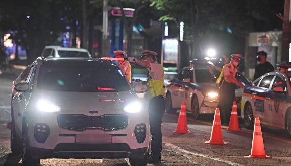 신형 복합감지기로 음주단속하는 경찰