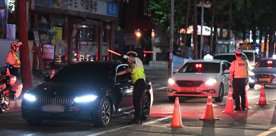 신형 복합감지기로 음주단속하는 경찰