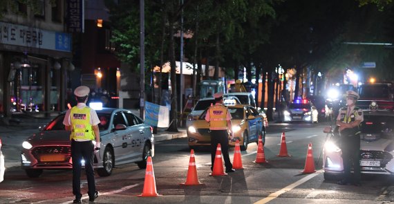 신형 복합감지기로 음주단속하는 경찰