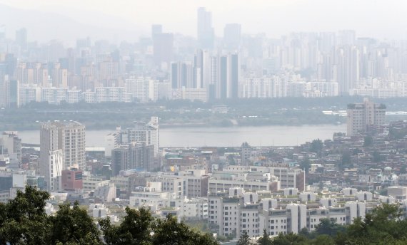 [서울=뉴시스] 고범준 기자 = 전국 집값이 수도권을 중심으로 이번 달 상승 폭을 확대하면서 14년 8개월 만에 가장 높은 수준으로 오른 것으로 나타났다. KB 리브부동산이 발표한 월간KB주택시장동향 자료에 따르면 8월 전국 주택 매매가격은 1.50% 올랐다고 밝혔다. 지역별로는 수도권이 지난달 1.46%에서 1.88%로 올라 2006년 12월(3.21%) 이후 가장 큰 폭으로 올랐다. 사진은 30일 오후 서울 남산에서 바라본 도심에 아파트와 주택들이 보이고 있다. 2021.08.30. bjko@newsis.com