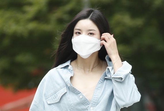 가수 권은비가 2일 서울 양천구 SBS목동에서 진행된 SBS '두시탈출 컬투쇼'를 위해 방송국으로 들어서고 있다. 2021.9.2/뉴스1 © News1 권현진 기자