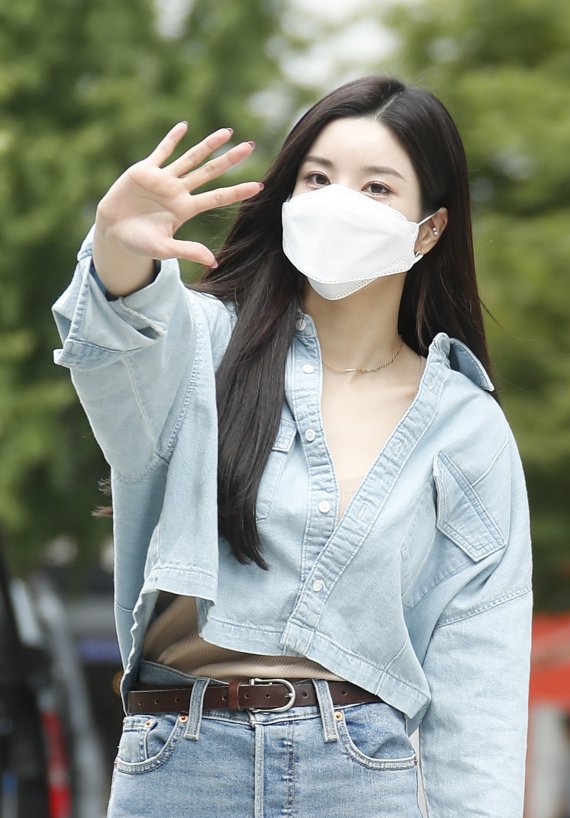 가수 권은비가 2일 서울 양천구 SBS목동에서 진행된 SBS '두시탈출 컬투쇼' 라디오 녹음 일정을 위해 방송국으로 들어서며 사랑스러운 손인사를 하고 있다. 2021.9.2/뉴스1 © News1 권현진 기자