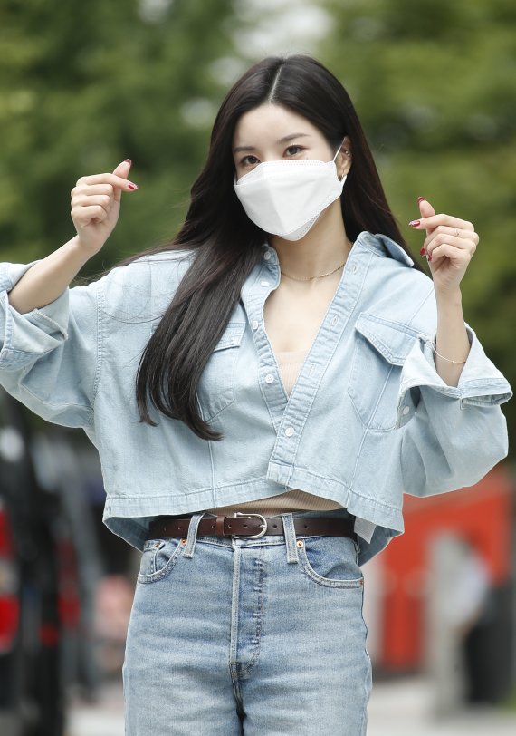 가수 권은비가 2일 서울 양천구 SBS목동에서 진행된 SBS '두시탈출 컬투쇼' 라디오 녹음 일정을 위해 방송국으로 들어서며 하트를 그리고 있다. 2021.9.2/뉴스1 © News1 권현진 기자