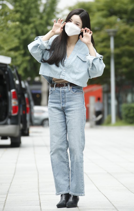 가수 권은비가 2일 서울 양천구 SBS목동에서 진행된 SBS '두시탈출 컬투쇼' 라디오 녹음 일정을 위해 방송국으로 들어서며 인사를 하고 있다. 2021.9.2/뉴스1 © News1 권현진 기자