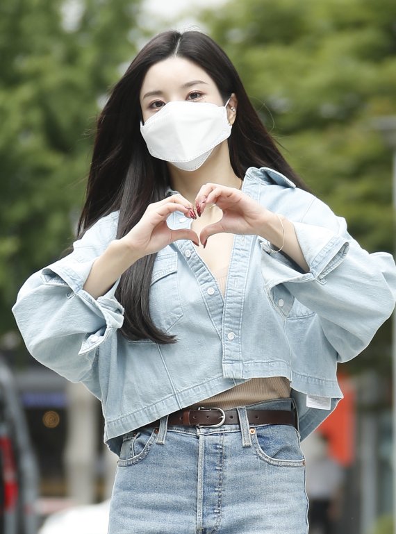 가수 권은비가 2일 서울 양천구 SBS목동에서 진행된 SBS '두시탈출 컬투쇼' 라디오 녹음 일정을 위해 방송국으로 들어서며 심쿵 하트를 보내고 있다. 2021.9.2/뉴스1 © News1 권현진 기자