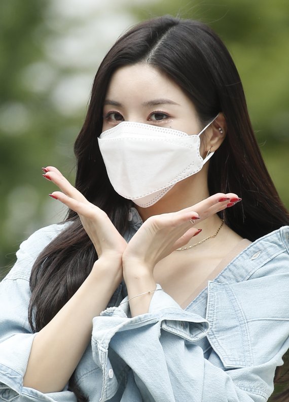 가수 권은비가 2일 서울 양천구 SBS목동에서 진행된 SBS '두시탈출 컬투쇼' 라디오 녹음 일정을 위해 방송국으로 들어서고 있다. 2021.9.2/뉴스1 © News1 권현진 기자