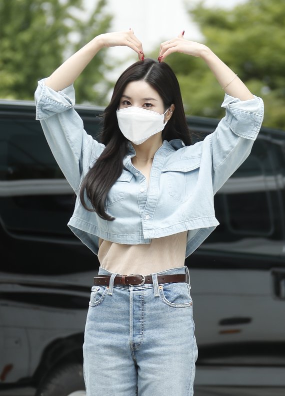 가수 권은비가 2일 서울 양천구 SBS목동에서 진행된 SBS '두시탈출 컬투쇼' 라디오 녹음 일정을 위해 방송국으로 들어서며 큼직막한 하트를 그리고 있다. 2021.9.2/뉴스1 © News1 권현진 기자