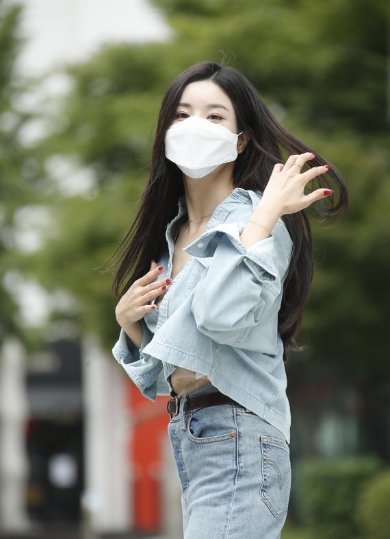 아이즈원 출신 권은비가 2일 서울 양천구 SBS목동에서 진행된 SBS '두시탈출 컬투쇼' 라디오 녹음 일정을 위해 방송국으로 들어서고 팬들에게 인사를 전하고 있다. 2021.9.2/뉴스1 © News1 권현진 기자