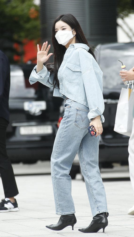 가수 권은비가 2일 서울 양천구 SBS목동에서 진행된 SBS '두시탈출 컬투쇼' 라디오 녹음 일정을 위해 출근을 하고 있다. 2021.9.2/뉴스1 © News1 권현진 기자