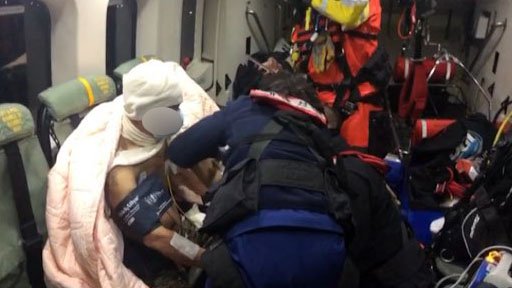 지난해 7월4일 오전 3시18분쯤 제주시 우도 남동쪽 74㎞ 해상에서 불이 난 갈치잡이 어선 '307해양호(29톤·서귀포선적)' 생존자 갑판장 A씨(48)가 해경으로부터 응급처치를 받고 있다.(제주해양경찰청 제공)2020.3.4/뉴스1 © News1 오현지 기자