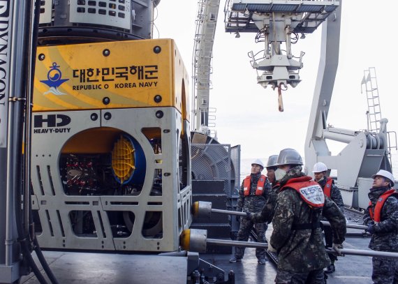 지난해 7월4일 제주시 우도 남동쪽 74㎞ 해상에서 불이 난 307해양호에서 실종된 선원 6명을 찾기 위한 수중수색이 진행되고 있다. 사진은 수중수색에 투입된 해군 청해진함의 무인잠수정(ROV).(제주지방해양경찰청 제공)2020.3.6/뉴스1 © News1 홍수영 기자