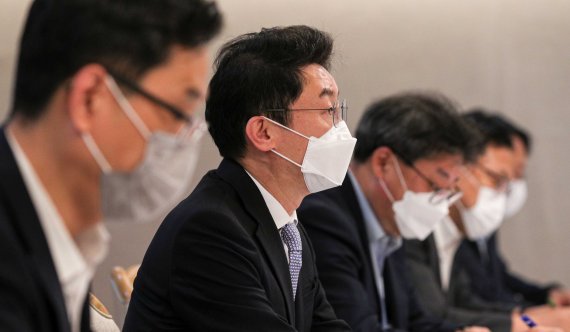 [서울=뉴시스] 김명원 기자 = 이억원 기획재정부 제1차관이 3일 오전 서울 종로구 정부서울청사에서 열린 제30차 혁신성장 전략점검회의 겸 코로나 정책점검회의 겸 한국판뉴딜 점검 TF 회의에 참석해 발언하고 있다. (공동취재사진) 2021.09.03. photo@newsis.com /사진=뉴시스