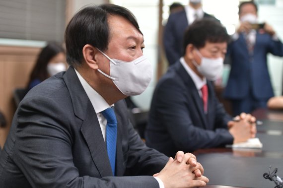 (서울=뉴스1) 국회사진취재단 = 윤석열 국민의힘 대선경선 후보가 서울 종로구 기독교회관에서 열린 한국교회 대표연합기관 및 평신도단체와 간담회에 참석, 인사말을 하고 있다. 2021.9.3/뉴스1 /사진=뉴스1화상