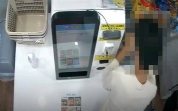 범행 당시 폐쇄회로(CC) TV에 담긴 모습. 피해자 측 제공