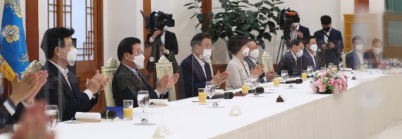 [서울=뉴시스] 전진환 기자 = 문재인 대통령이 3일 오전 청와대 본관 충무실에서 열린 국회의장단·상임위원장단 초청 간담회에서 박수치고 있다. 2021.09.03. amin2@newsis.com <저작권자ⓒ 공감언론 뉴시스통신사. 무단전재-재배포 금지.> /사진=뉴시스화상