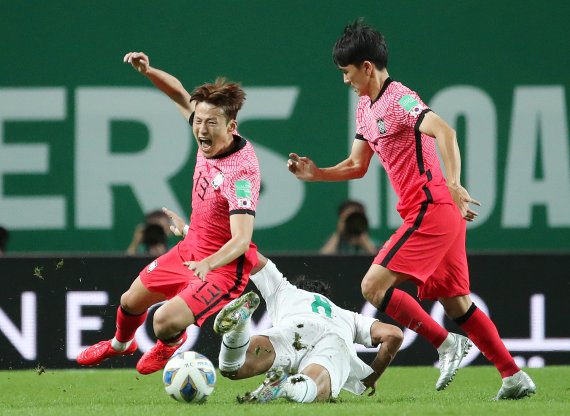 2일 오후 서울 마포구 상암동 서울월드컵경기장에 열린 2022 국제축구연맹(FIFA) 카타르 월드컵 아시아지역 최종예선 A조 대한민국과 이라크의 경기, 대한민국 손준호가 드리블 중 이라크 선수의 백태클에 넘어지고 있다. 2021.9.2/뉴스1 © News1 김진환 기자
