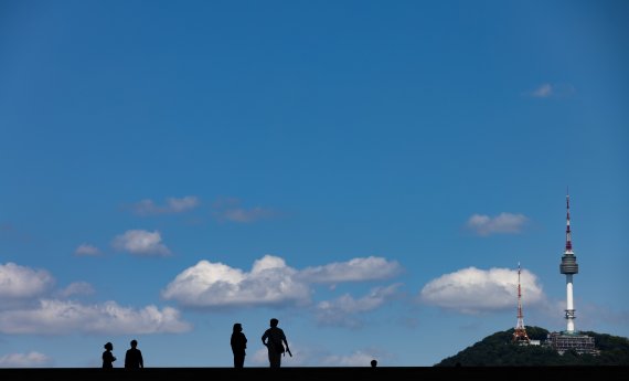 절기상 백로를 나흘 앞둔 3일 오후 서울 용산구 국립중앙박물관에서 바라본 하늘이 푸르게 보이고 있다. 2021.9.3/뉴스1 © News1 이재명 기자