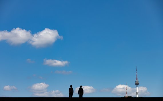 절기상 백로를 나흘 앞둔 3일 오후 서울 용산구 국립중앙박물관에서 바라본 하늘이 푸르게 보이고 있다. 2021.9.3/뉴스1 © News1 이재명 기자