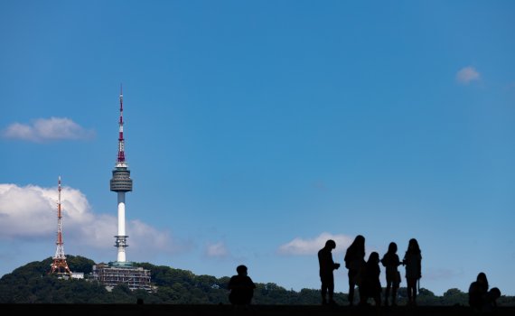 절기상 백로를 나흘 앞둔 3일 오후 서울 용산구 국립중앙박물관에서 바라본 하늘이 푸르게 보이고 있다. 2021.9.3/뉴스1 © News1 이재명 기자