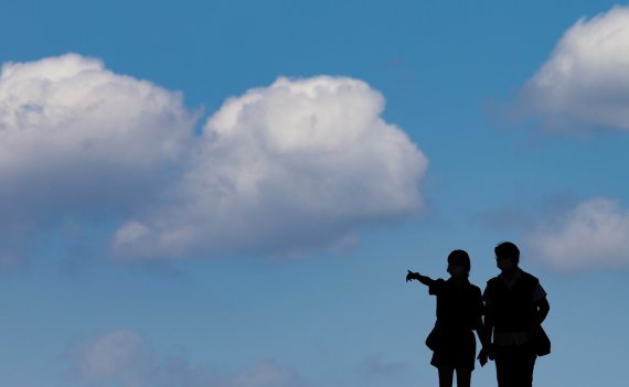 절기상 백로를 나흘 앞둔 3일 오후 서울 용산구 국립중앙박물관에서 바라본 하늘이 푸르게 보이고 있다. 2021.9.3/뉴스1 © News1 이재명 기자