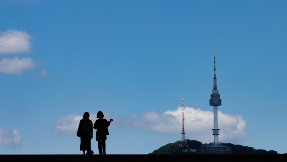 절기상 백로를 나흘 앞둔 3일 오후 서울 용산구 국립중앙박물관에서 바라본 하늘이 푸르게 보이고 있다. 2021.9.3/뉴스1 © News1 이재명 기자