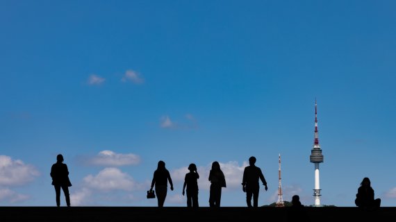절기상 백로를 나흘 앞둔 3일 오후 서울 용산구 국립중앙박물관에서 바라본 하늘이 푸르게 보이고 있다. 2021.9.3/뉴스1 © News1 이재명 기자