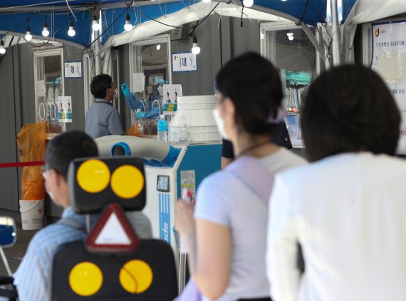 (3일 오후 서울역 선별진료소에서 시민들이 코로나19 검체 검사를 받고 있다. 사진=뉴스1화상