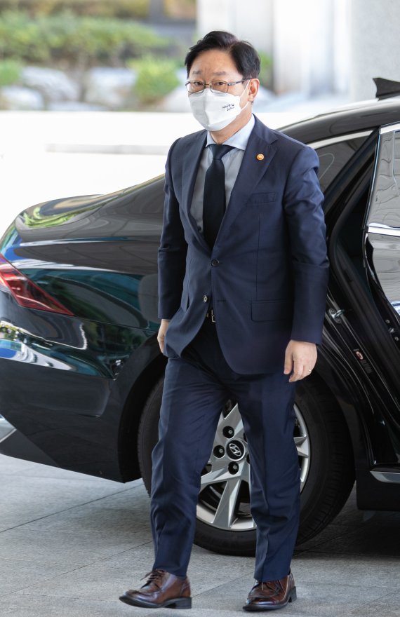 (서울=뉴스1) 이재명 기자 = 박범계 법무부 장관이 3일 오후 서울 서초구 서울고등검찰청 의정관에서 열린 전자감독대상자 훼손ㆍ재범사건 관련 대책 브리핑에 참석하기 위해 차량에서 내리고 있다. 2021.9.3/뉴스1 /사진=뉴스1화상