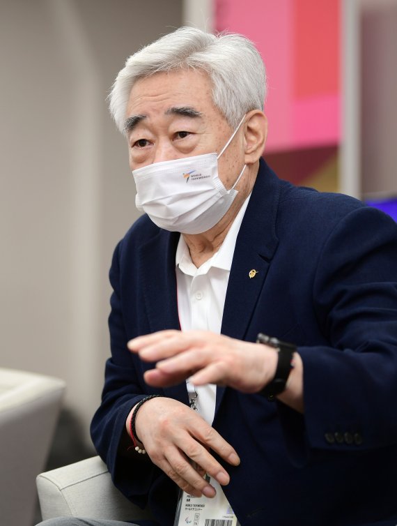 [도쿄(일본)=뉴시스] 사진공동취재단 = 3일 일본 지바 마쿠하리 메세B홀에서 열리는 2020 도쿄 패럴림픽 태권도 경기를 참관하고 있는 조정원 세계태권도연맹 총재가 인터뷰를 하고 있다. 2021.09.03. photo@newsis.com