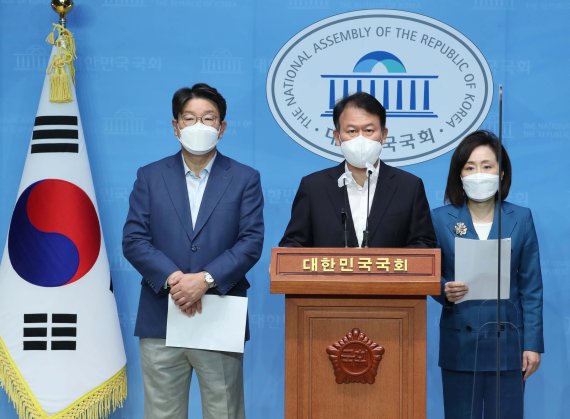 국민의힘 법사위 소속 권성동(왼쪽부터), 윤한홍, 전주혜 의원이 3일 서울 여의도 국회 소통관에서 여권의 윤석열 전 총장의 고발 사주 의혹 공세에 대한 입장을 발표하고 있다. 2021.9.3/뉴스1