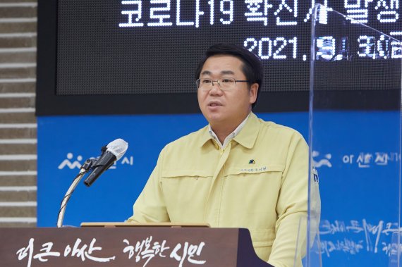 [아산=뉴시스] 이종익 기자 = 오세현 아산시장이 3일 지역 내 34명의 코로나19 확진자 발생과 관련해 긴급 브리핑을 하고 있다. (사진=아산시 제공) *재판매 및 DB 금지