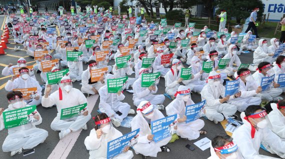 3일 오후 경기도 수원시 영통구 아주대학교병원 정문에서 보건의료노조 아주대의료원지부 조합원들이 총파업 전야제를 하고 있다, 2021.9.3/뉴스1 © News1 김영운 기자