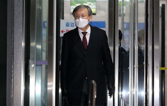 [과천=뉴시스] 김병문 기자 = 윤석열 전 검찰총장 검사징계위원회 2차 심의에 증인으로 출석한 한동수 대검찰청 감찰부장이 지난해 122월15일 오후 경기 과천 법무부 청사를 나서고 있다. (공동취재사진) 2020.12.15. photo@newsis.com