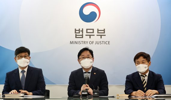 박범계 법무부 장관이 3일 서울 서초구 고등검찰청사에서 '전자감독 대상자 훼손·재범사건 관련 대책' 브리핑에서 취재진의 질문에 답하고 있다. 2021.9.3/뉴스1 © News1 이재명 기자