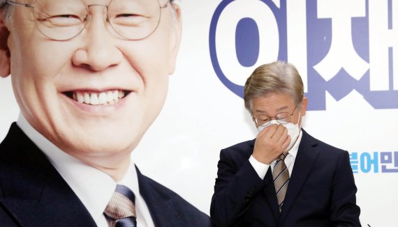 [서울=뉴시스] 국회사진기자단 = 이재명 더불어민주당 대선 경선 후보가 3일 서울 여의도 선거캠프에서 열린 전국자치분권민주지도자회의(KDLC) 대선정책공약 이행 협약식에 참석하고 있다. 2021.09.03. photo@newsis.com