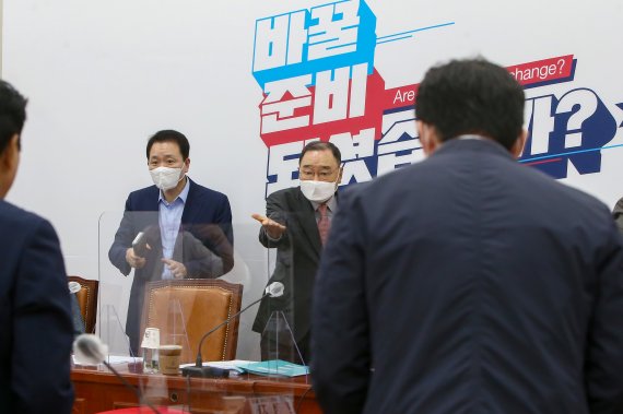 정홍원 국민의힘 선관위원장이 3일 국회에서 열린 중앙당 선거관리위원회의에 참석하며 위원들과 인사하고 있다. 2021.9.3/뉴스1 © News1 오대일 기자