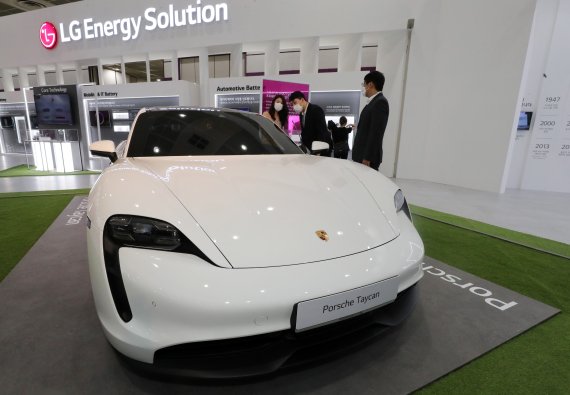 LG에너지솔루션 배터리가 탑재된 전기차(사진은 기사 내용과 관련이 없음). 2021.6.9/뉴스1 © News1 박세연 기자