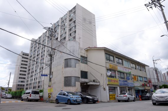3일 오후 광주 광산구 산정동 한 아파트 일대 상권이 한산한 모습을 보이고 있다. 해당 아파트에서는 지난달 16일부터 이날까지 관리사무소장과 외국인 주민 등 20여명이 신종 코로나바이러스 감염증(코로나19)에 집단감염됐다. 2021.9.3/뉴스1 © News1 정다움 기자