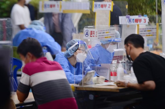 4일 오후 광주 광산구보건소 선별진료소에서 의료진들이 시민들에게 문진표 작성을 안내하고 있다. 2021.9.4/뉴스1 © News1 정다움 기자