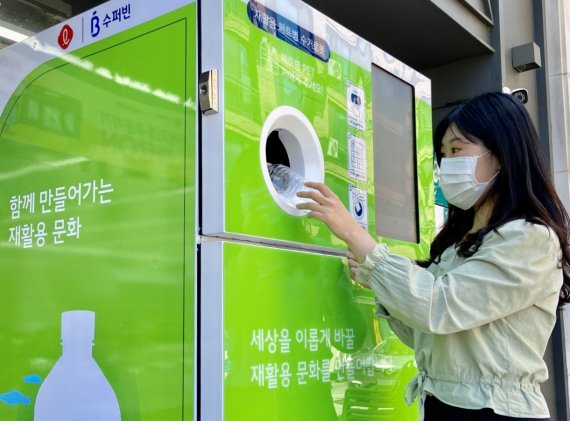 한 시민이 페트 회수 로봇을 이용하고 있다. 롯데지주 제공