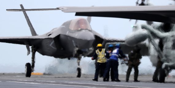 한영 연합 해상기회훈련이 실시된 지난달 31일 오후 동해 남부 해상의 영국 항공모함 '퀸 엘리자베스'에서 F-35B 가 이륙 시연 준비를 하고 있다. 2021.8.31/뉴스1 © News1 사진공동취재단