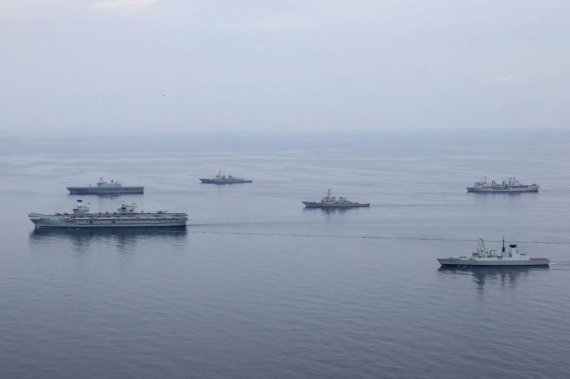 영국 해군의 '퀸 엘리자베스' 항공모함 전단이 지난달 31일 동해상에서 우리 해군과 연합훈련을 했다. 선두(사진 왼쪽)에 우리 해군 강습상륙함 '독도함'(위)과 영국 항모 '퀸 엘리자베스'(아래)가 보인다. (영국 해군 항모전단장 트위터) © 뉴스1