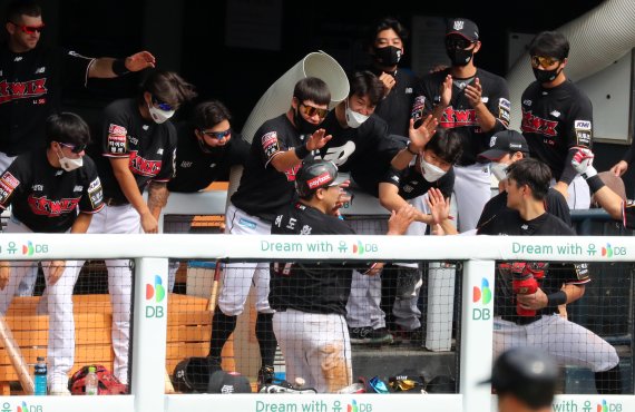 [서울=뉴시스] 배훈식 기자 = 5일 오후 서울 송파구 잠실야구장에서 열린 2021 프로야구 LG 트윈스와 KT 위즈의 경기, 3회초 KT 허도환이 조용호의 적시타에 홈을 밟은 뒤 동료들의 축하를 받고 있다. 2021.09.05. dahora83@newsis.com