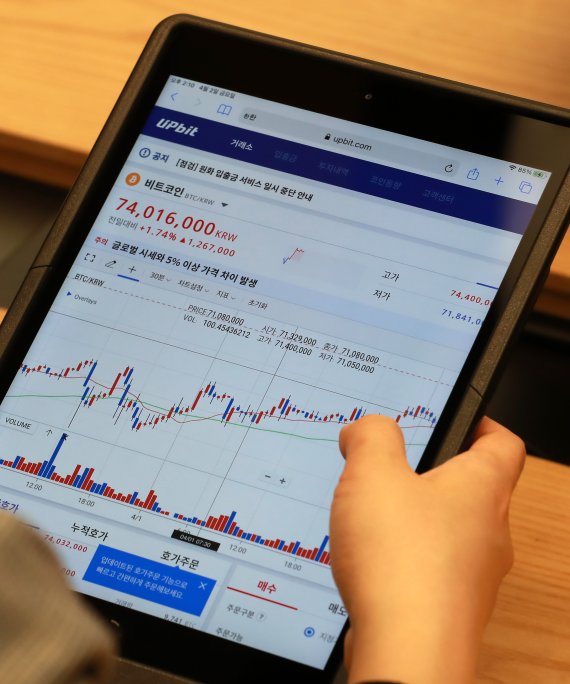[서울=뉴시스]이영환 기자 = 비트코인이 7400만원을 넘어선 2일 오후 서울 강남구 업비트 라운지에서 직원이 비트코인 시세를 살펴보고 있다. 2021.04.02. 20hwan@newsis.com
