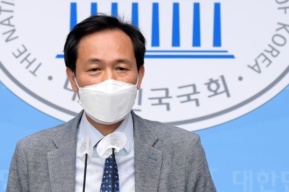 [서울=뉴시스]최동준 기자 =우상호 더불어민주당 의원이 지난 6월8일 오후 서울 여의도 국회 소통관에서 권익위의 부동산 투기 의혹 조사 결과와 관련 입장을 발표하고 있다. (공동취재사진) 2021.06.08. photo@newsis.com /사진=뉴시스