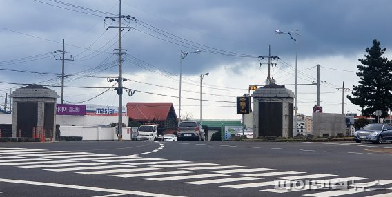 제주 서귀포시 대정읍 상모2리 교차로에 있는 제주 육군 제1훈련소 정문. [제주도 제공]