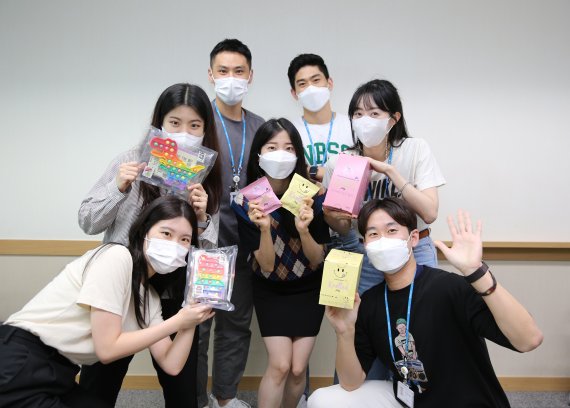 [서울=뉴시스]GS25는 최근 사내에 2030대 MZ세대 직원으로만 구성된 '갓생기획-신생기획팀'을 꾸렸다고 6일 밝혔다. 사진은 갓생기획 프로젝트팀 팀원들. (사진=GS25 제공). 2021.09.06. photo@newsis.com *재판매 및 DB 금지