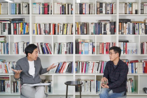 금태섭 전 더불어민주당 의원과 진중권 전 동양대 교수가 지난 1월 18일 금태섭의 '찐 토크'에서 대담을 나누고 있다. (금태섭블로그 제공) © News1